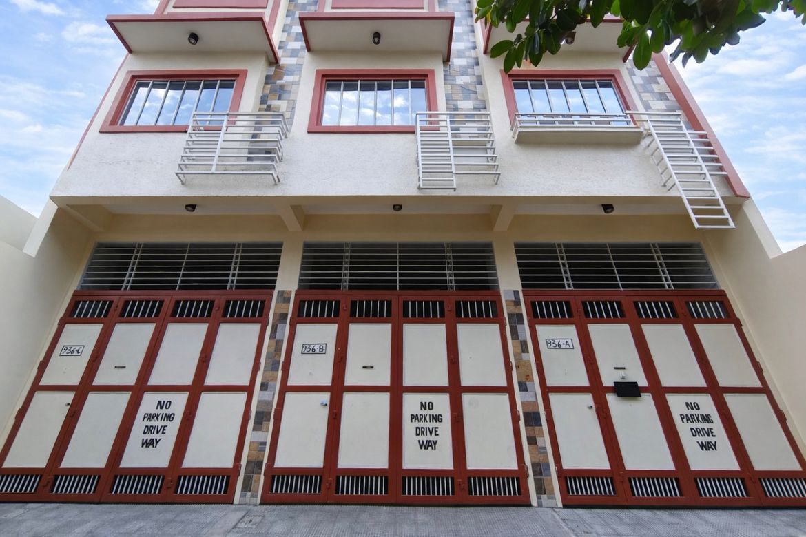 3 Bedroom House for Sale in Manila, Metro Manila near LRT-2 Legarda