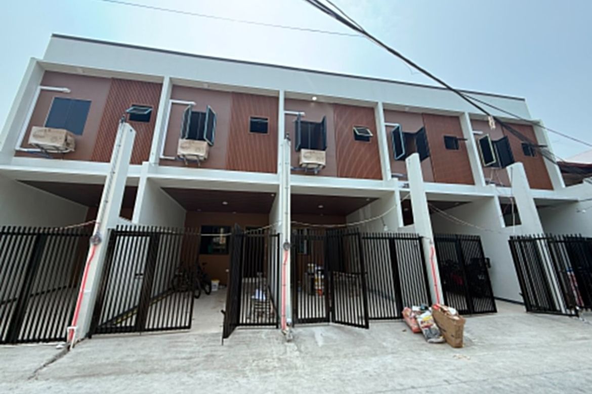 3 Bedroom House for Sale in Pulang Lupa Dos, Las Piñas, Metro Manila