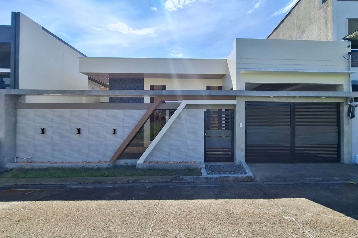 3 Bedroom House for Sale in Pulung Bulu, San Fernando, Pampanga
