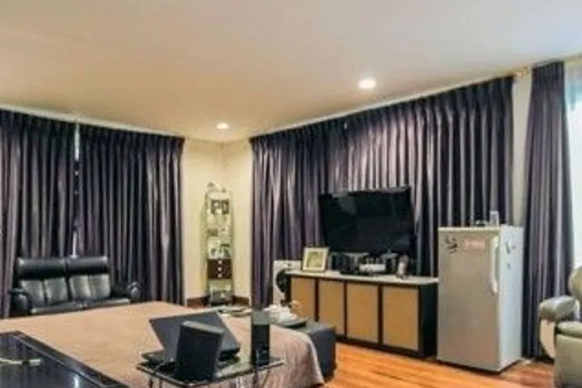 3 Bedroom House for Sale in Urdaneta Village, Bangkal, Makati, Metro Manila near MRT-3 Magallanes