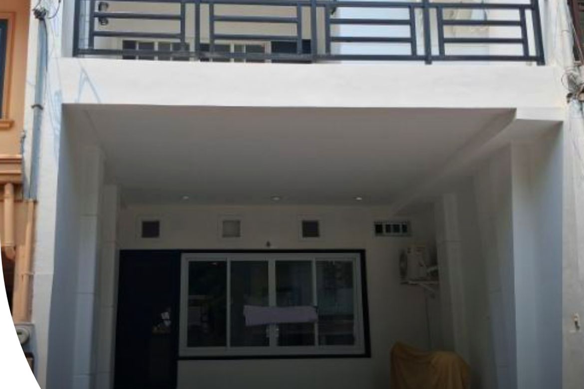 3 Bedroom Townhouse for Sale in Guadalupe Viejo, Makati, Metro Manila near MRT-3 Guadalupe
