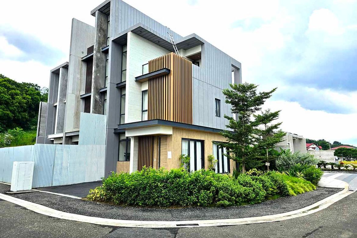 3 Bedroom Townhouse for Sale in Loyola Heights, Quezon City, Metro Manila near LRT-2 Katipunan