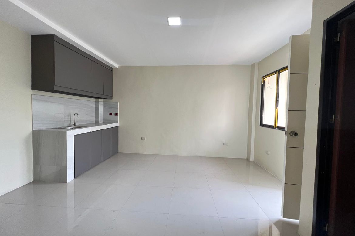 3 Bedroom Townhouse for Sale in Manila, Metro Manila near LRT-2 Legarda – photo 2