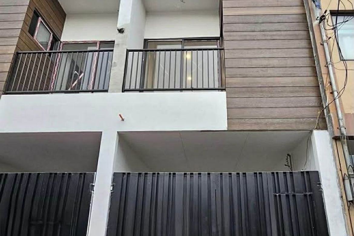 3 Bedroom Townhouse for Sale in Manila, Metro Manila near LRT-2 Legarda