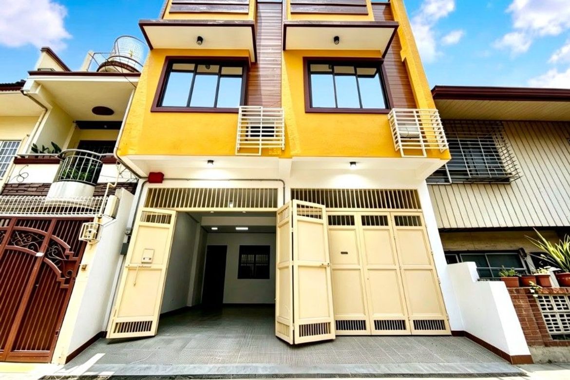 3 Bedroom Townhouse for Sale in Manila, Metro Manila near LRT-2 Legarda