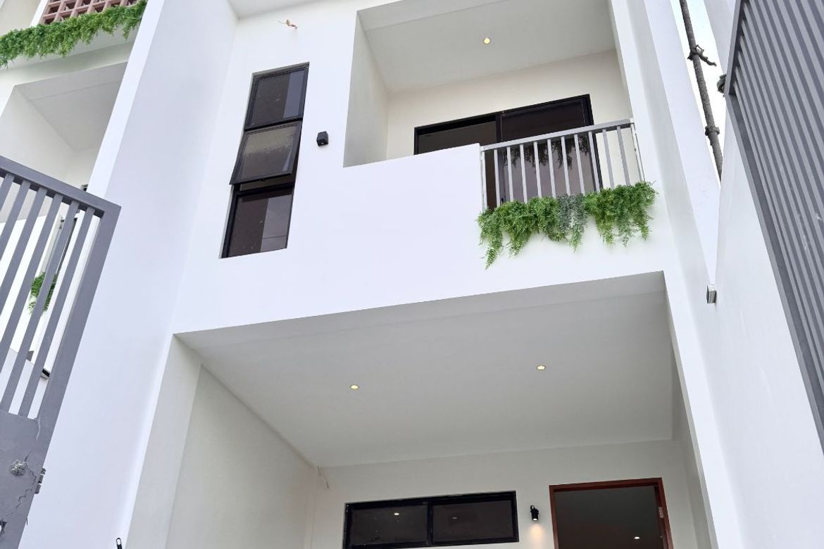 3 Bedroom Townhouse for Sale in Manuyo Dos, Las Piñas, Metro Manila