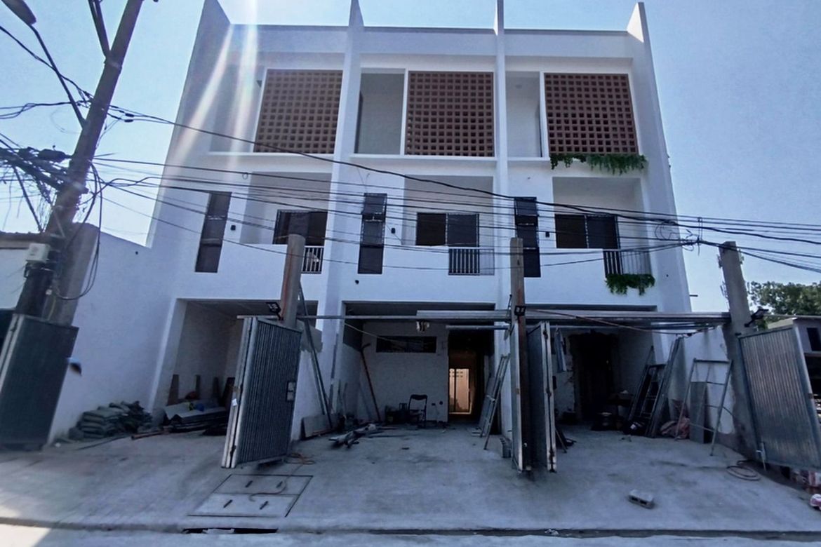 3 Bedroom Townhouse for Sale in Manuyo Uno, Las Piñas, Metro Manila
