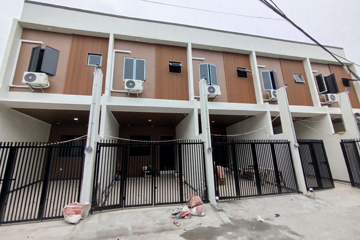 3 Bedroom Townhouse for Sale in Pulang Lupa Dos, Las Piñas, Metro Manila