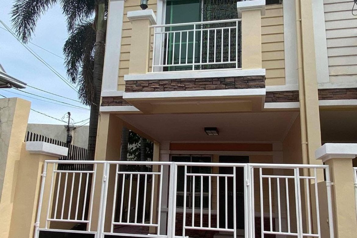 3 Bedroom Townhouse for Sale in Pulang Lupa Uno, Las Piñas, Metro Manila