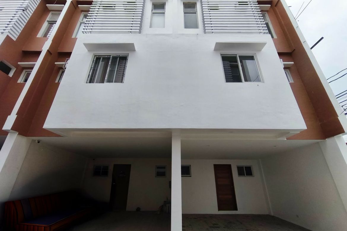 3 Bedroom Townhouse for Sale in Quirino 2-A, Quezon City, Metro Manila near LRT-2 Anonas