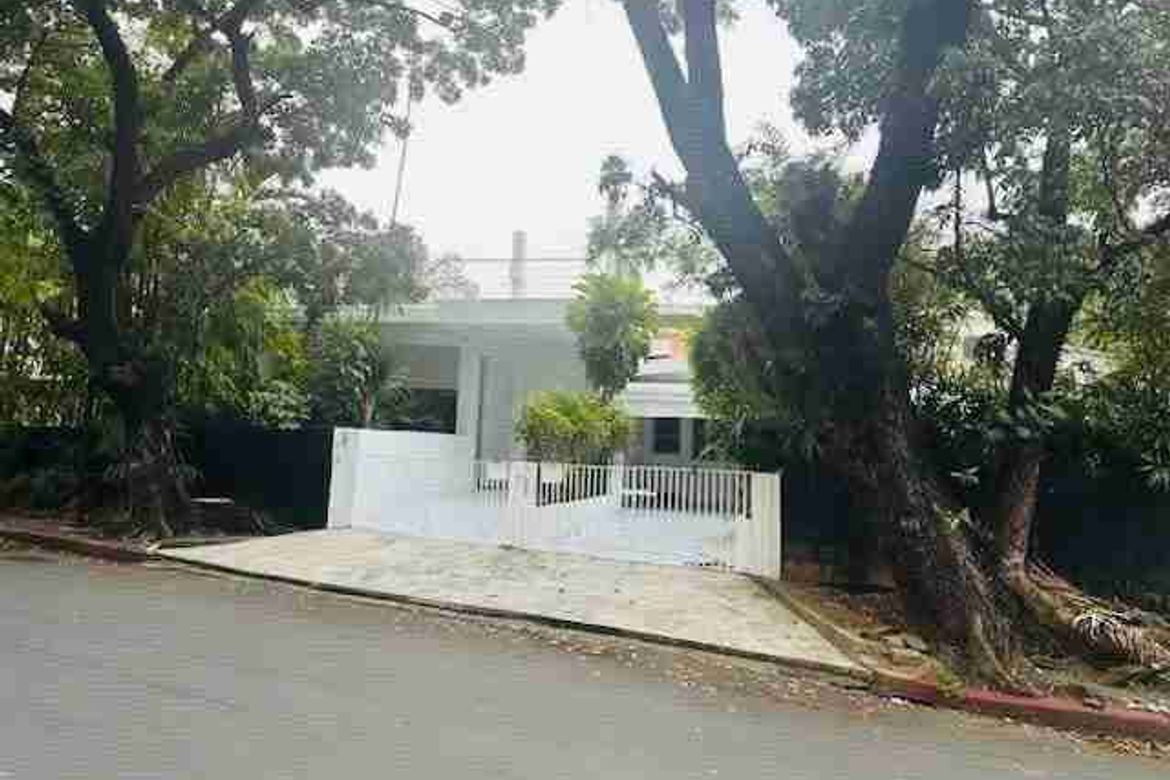 3 Bedroom Townhouse for Sale in San Lorenzo, Makati, Metro Manila near MRT-3 Ayala