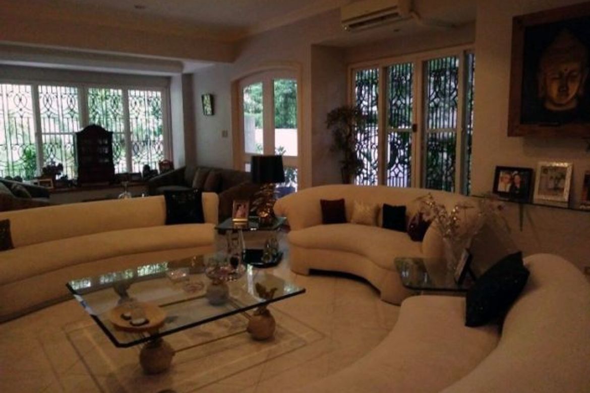 3 Bedroom Villa for Sale in San Lorenzo, Makati, Metro Manila near MRT-3 Ayala