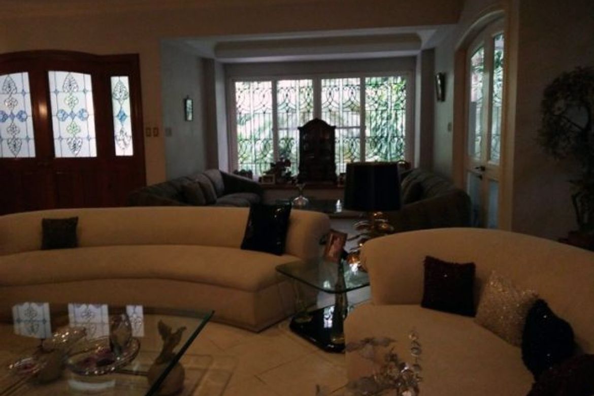 3 Bedroom Villa for Sale in San Lorenzo, Makati, Metro Manila near MRT-3 Ayala – photo 2