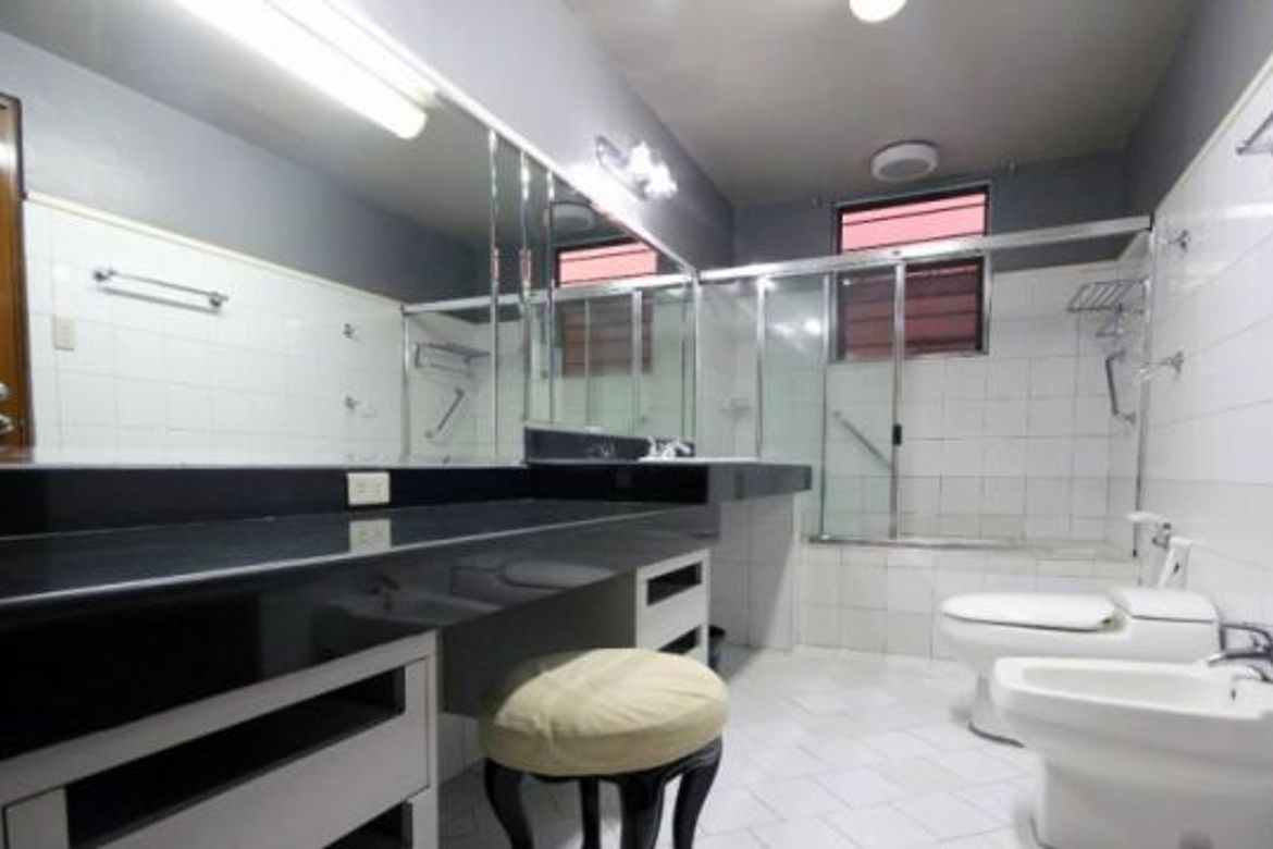 3 Bedroom Villa for Sale in San Lorenzo, Makati, Metro Manila near MRT-3 Ayala – photo 3