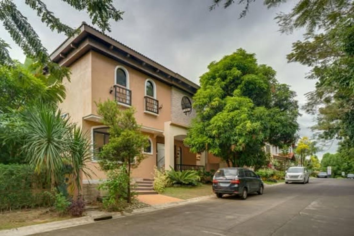 4 Bedroom House for Sale in Almanza Dos, Las Piñas, Metro Manila