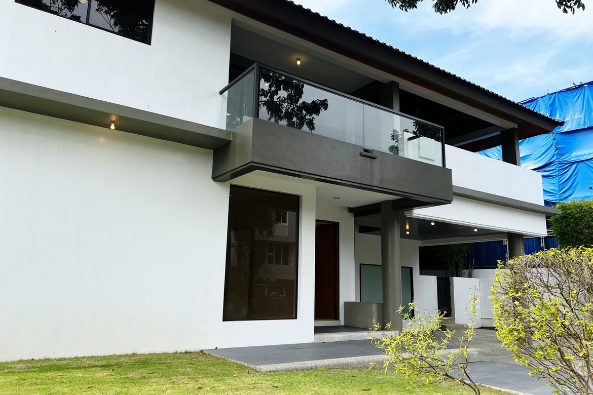 4 Bedroom House for Sale in Almanza Dos, Las Piñas, Metro Manila