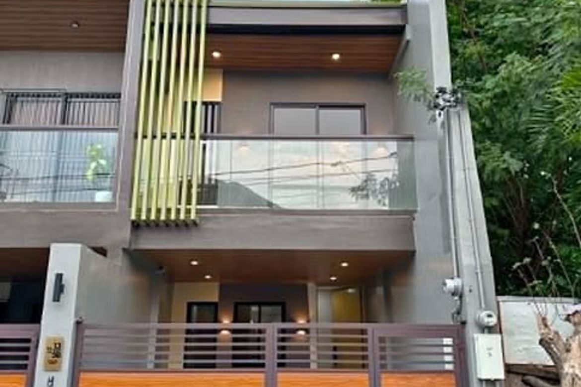 4 Bedroom House for Sale in Almanza Uno, Las Piñas, Metro Manila