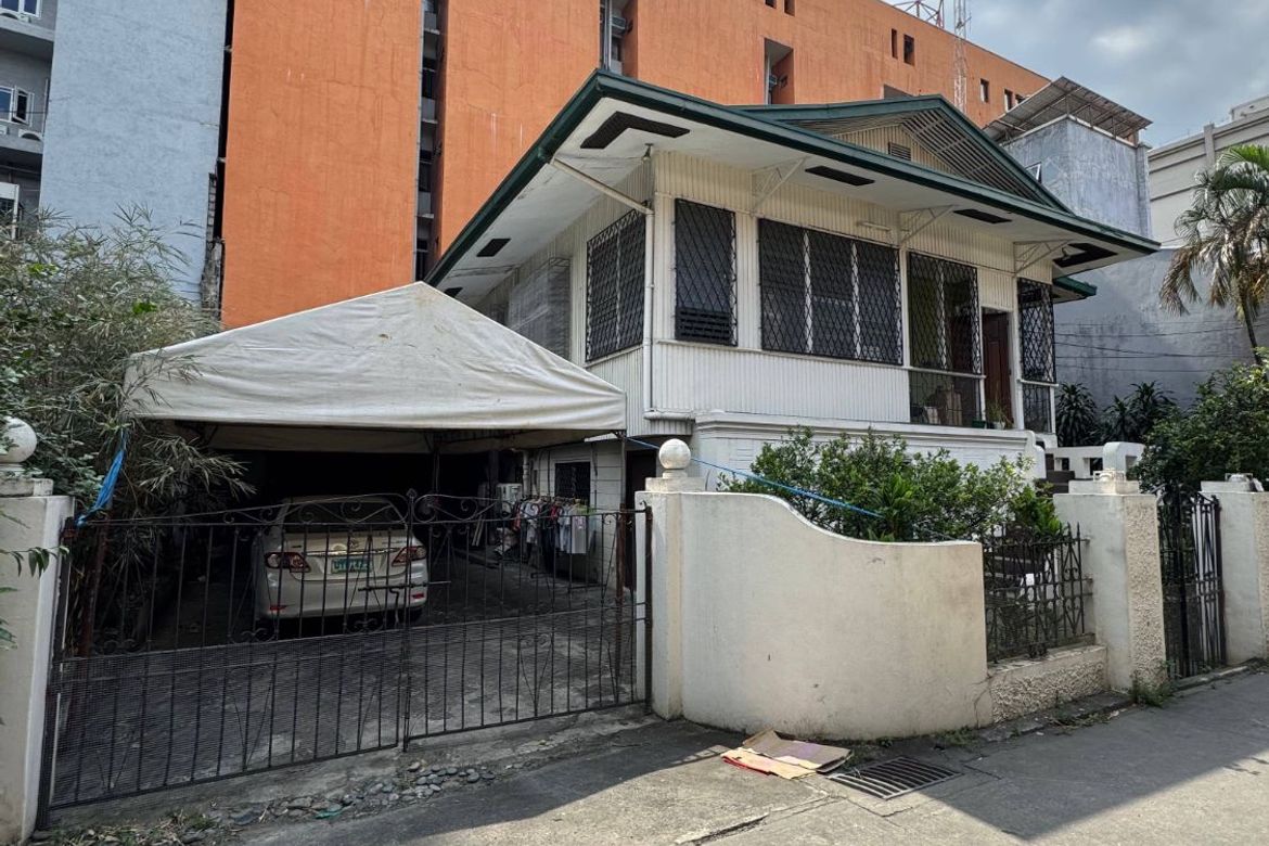 4 Bedroom House for Sale in Barangay 98, Pasay, Metro Manila near MRT-3 Taft Avenue