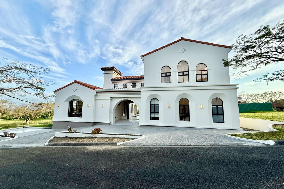 4 Bedroom House for Sale in Calabuso, Tagaytay, Cavite