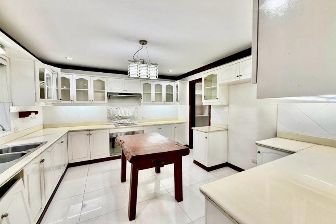 4 Bedroom House for Sale in Horseshoe, Quezon City, Metro Manila near LRT-2 Betty Go-Belmonte