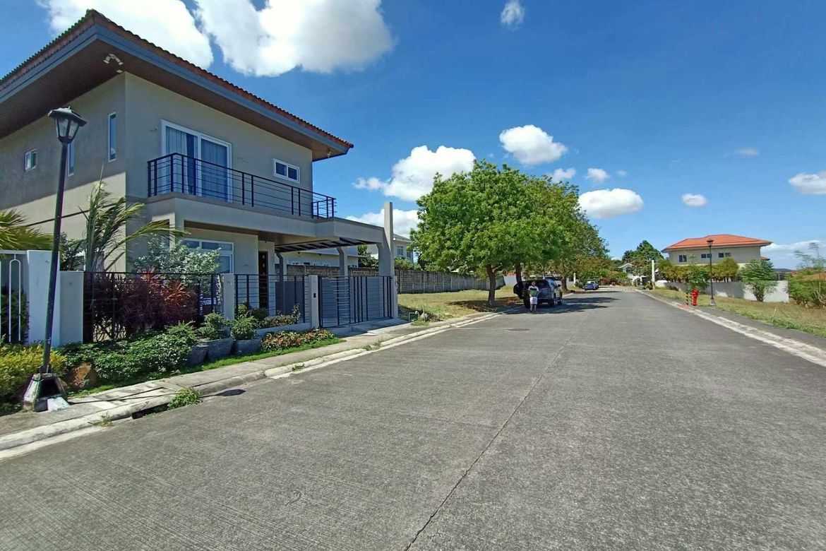 4 Bedroom House for Sale in Inchican, Silang, Cavite