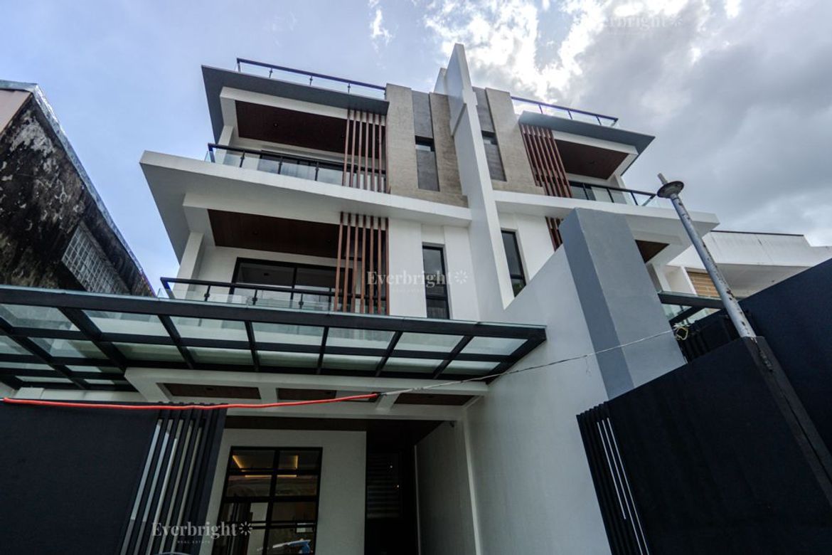 4 Bedroom House for Sale in Kapitolyo, Pasig, Metro Manila