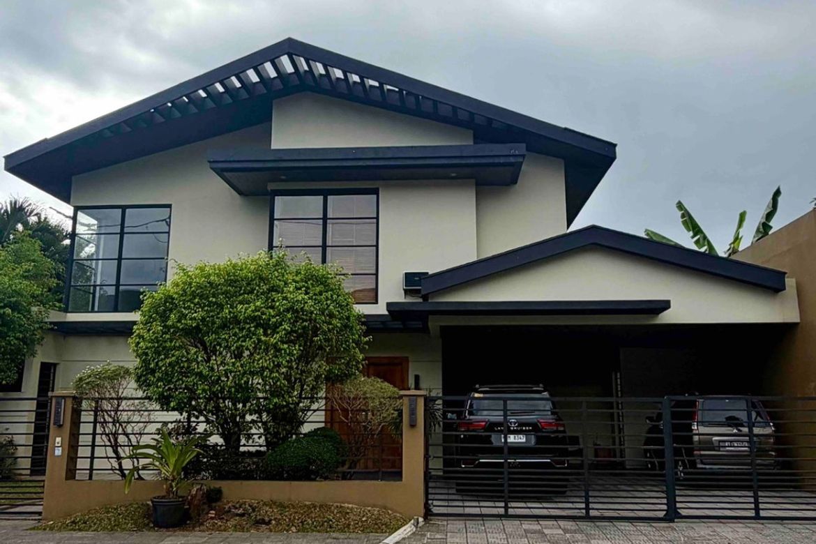 4 Bedroom House for Sale in LOYOLA GRAND VILLAS, Ramon Magsaysay, Quezon City, Metro Manila near LRT-1 Roosevelt