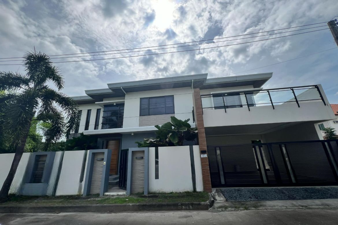 4 Bedroom House for Sale in Malabanias, Angeles, Pampanga