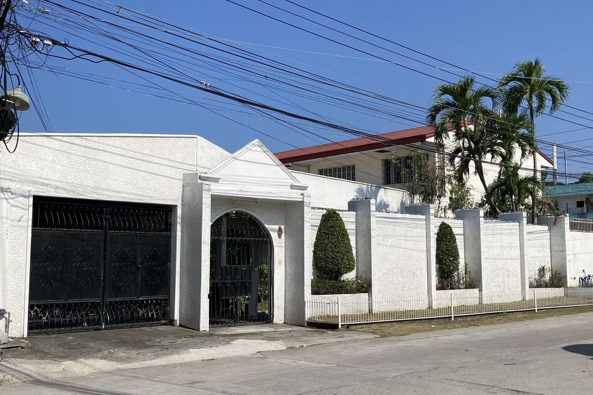 4 Bedroom House for Sale in Malabanias, Angeles, Pampanga