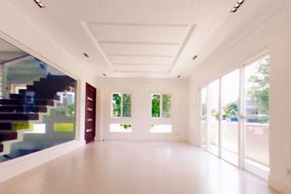 4 Bedroom House for Sale in McKinley Hill Village, McKinley Hill, Taguig, Metro Manila