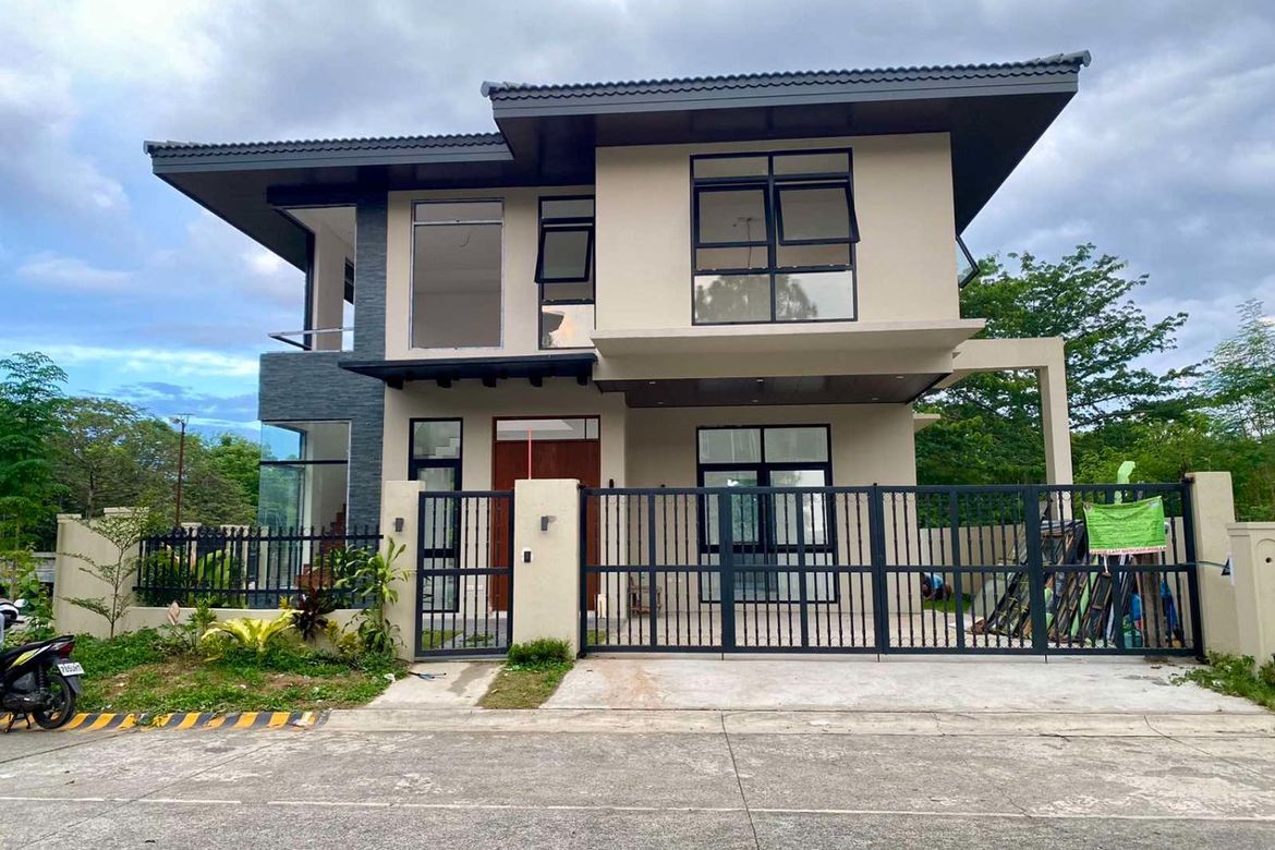 4 Bedroom House for Sale in Portofino Heights, Almanza Dos, Las Piñas, Metro Manila