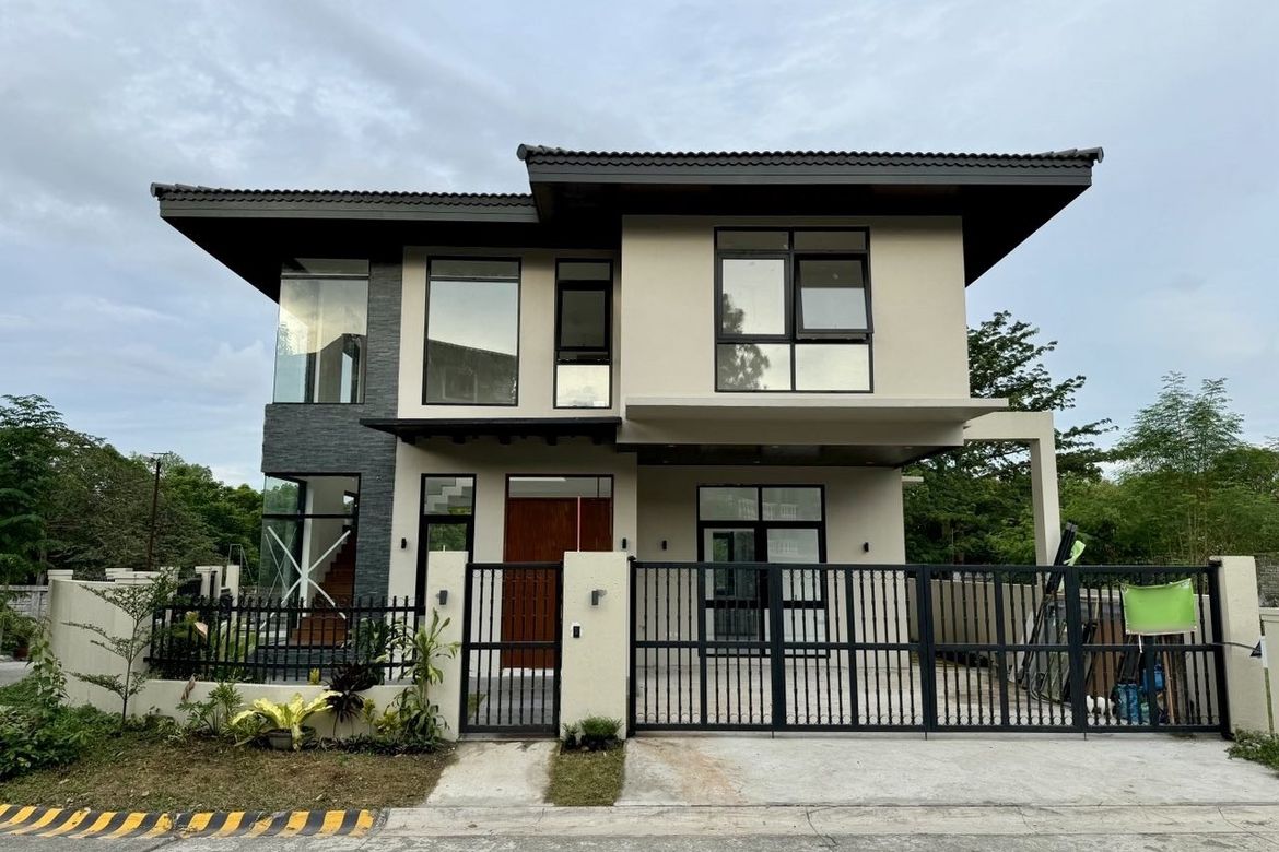 4 Bedroom House for Sale in Portofino Heights, Almanza Dos, Las Piñas, Metro Manila