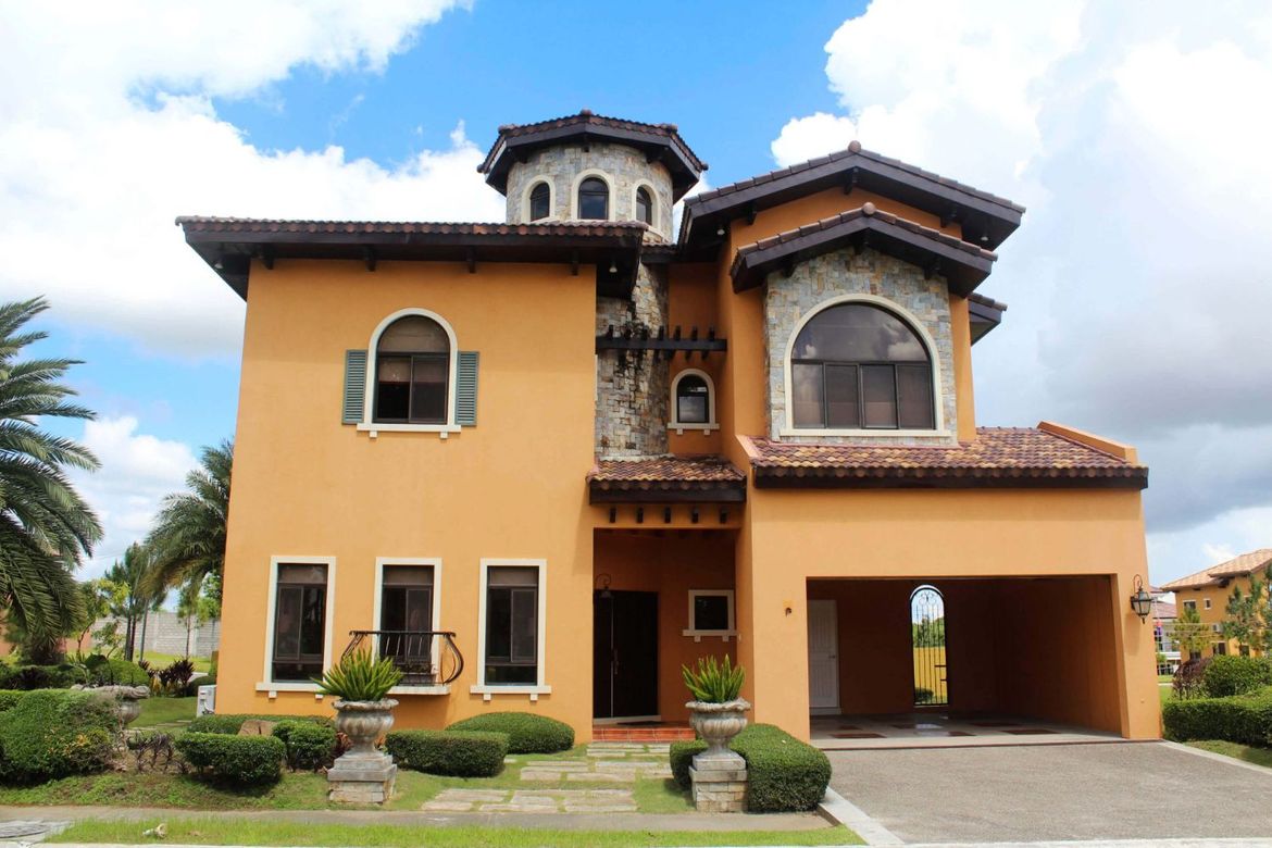 4 Bedroom House for Sale in Portofino Heights, Almanza Dos, Las Piñas, Metro Manila