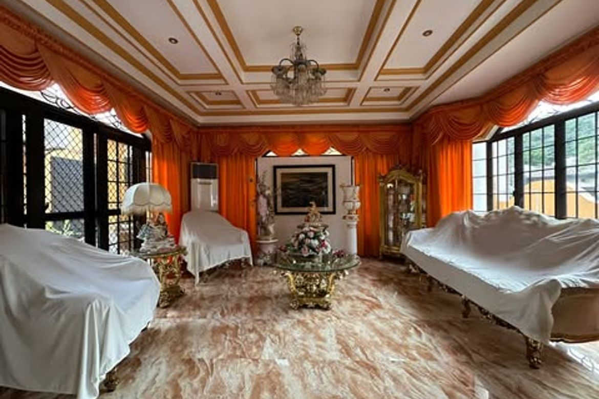 4 Bedroom House for Sale in Pulang Lupa Dos, Las Piñas, Metro Manila