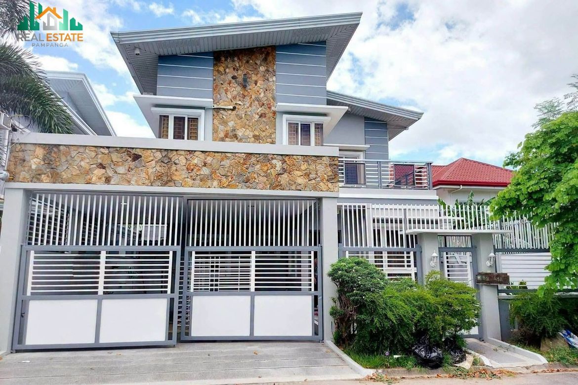 4 Bedroom House for Sale in Pulungbulu, Angeles, Pampanga