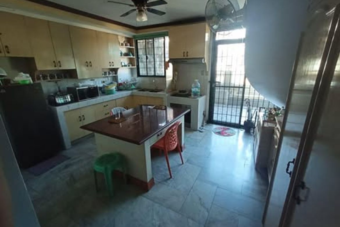 4 Bedroom House for Sale in Ramon Magsaysay, Quezon City, Metro Manila near LRT-1 Roosevelt – photo 2