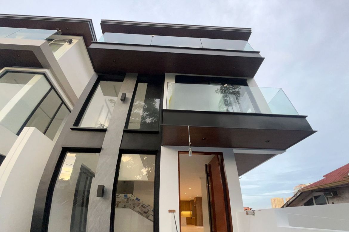 4 Bedroom House for Sale in Saint Ignatius, Quezon City, Metro Manila
