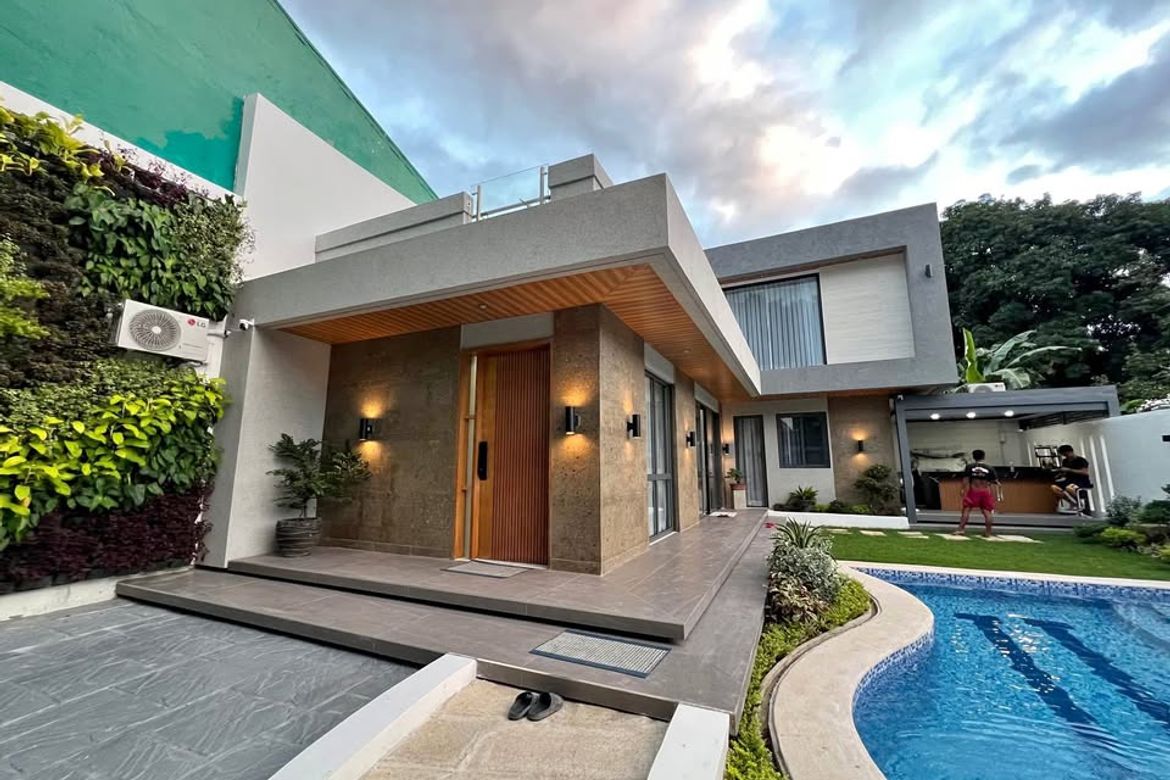 4 Bedroom House for Sale in San Isidro, Cainta, Rizal