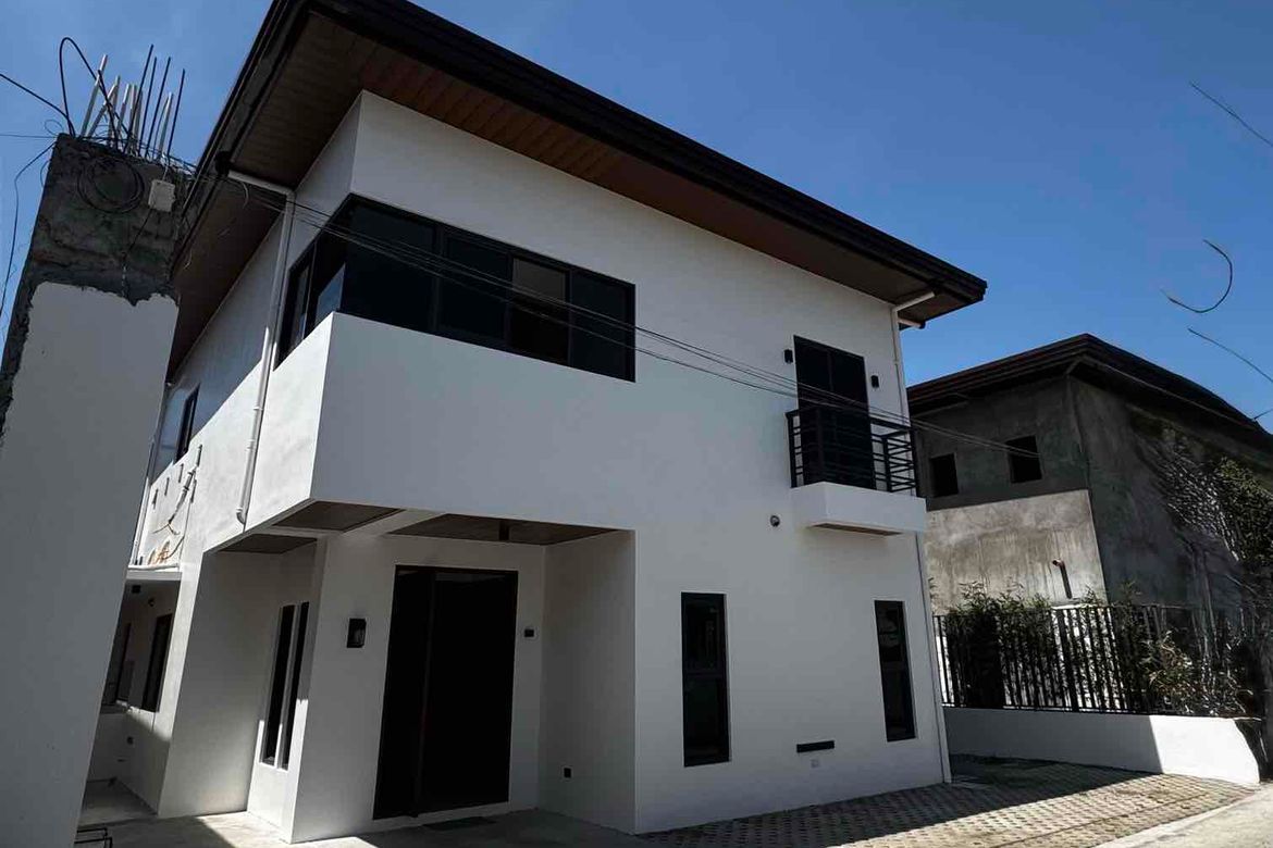 4 Bedroom House for Sale in San Isidro, Parañaque, Metro Manila