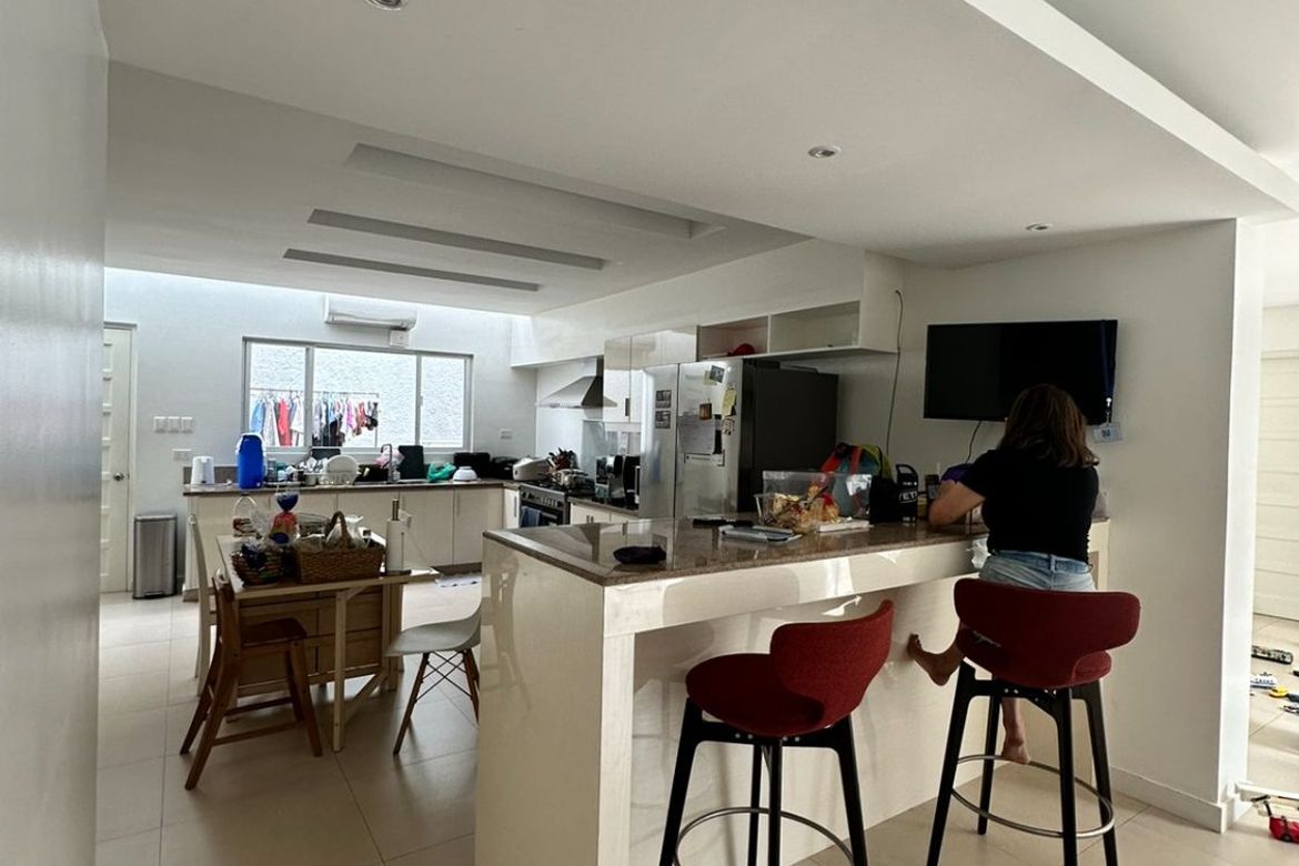4 Bedroom House for Sale in San Lorenzo, Makati City near MRT-3 Ayala – photo 5