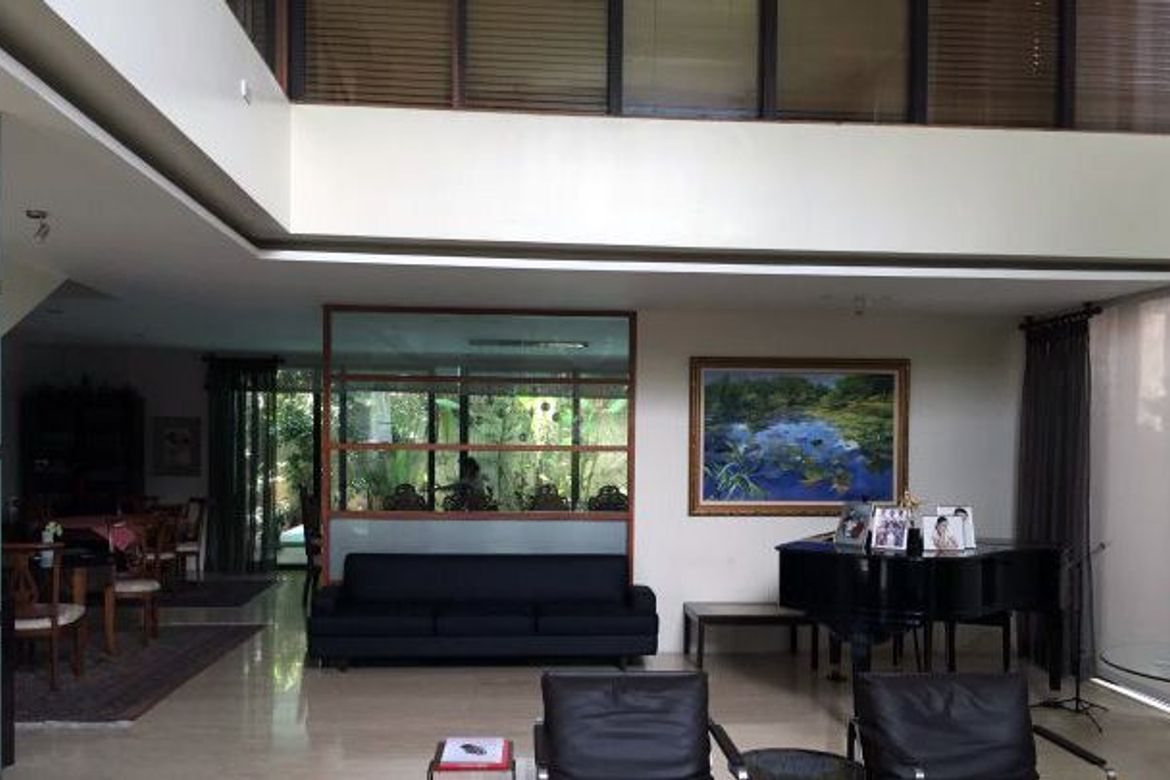 4 Bedroom House for Sale in San Lorenzo, Makati, Metro Manila near MRT-3 Ayala