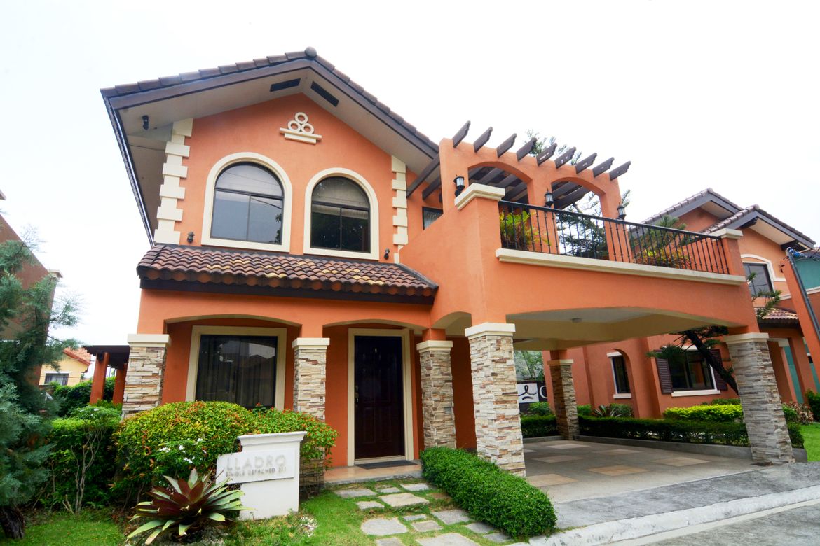 4 Bedroom House for Sale in Santo Domingo, Santa Rosa, Laguna