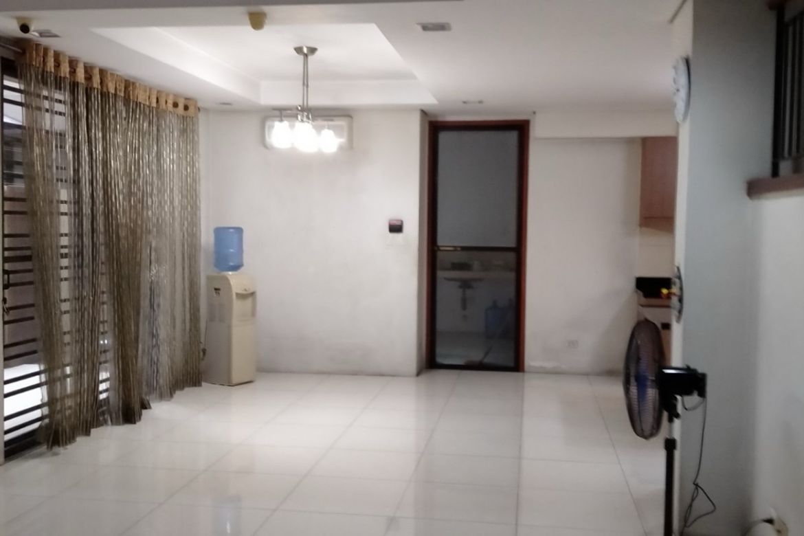 4 Bedroom House for Sale in South Triangle, Quezon City, Metro Manila near MRT-3 Kamuning