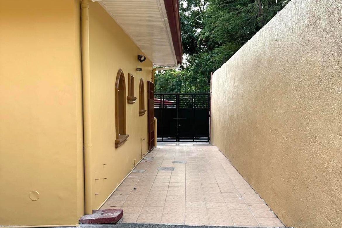 4 Bedroom House for Sale in Talon Singko, Las Piñas, Metro Manila
