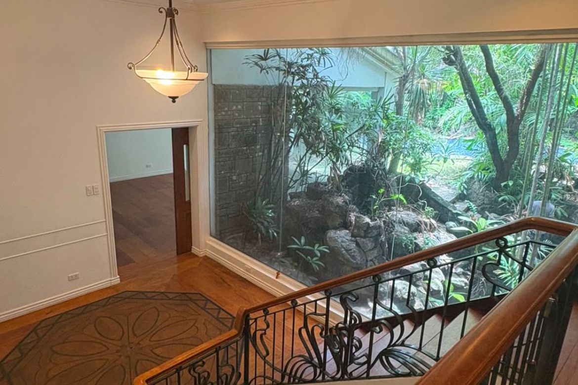 4 Bedroom House for Sale in Urdaneta, Makati, Metro Manila near MRT-3 Buendia