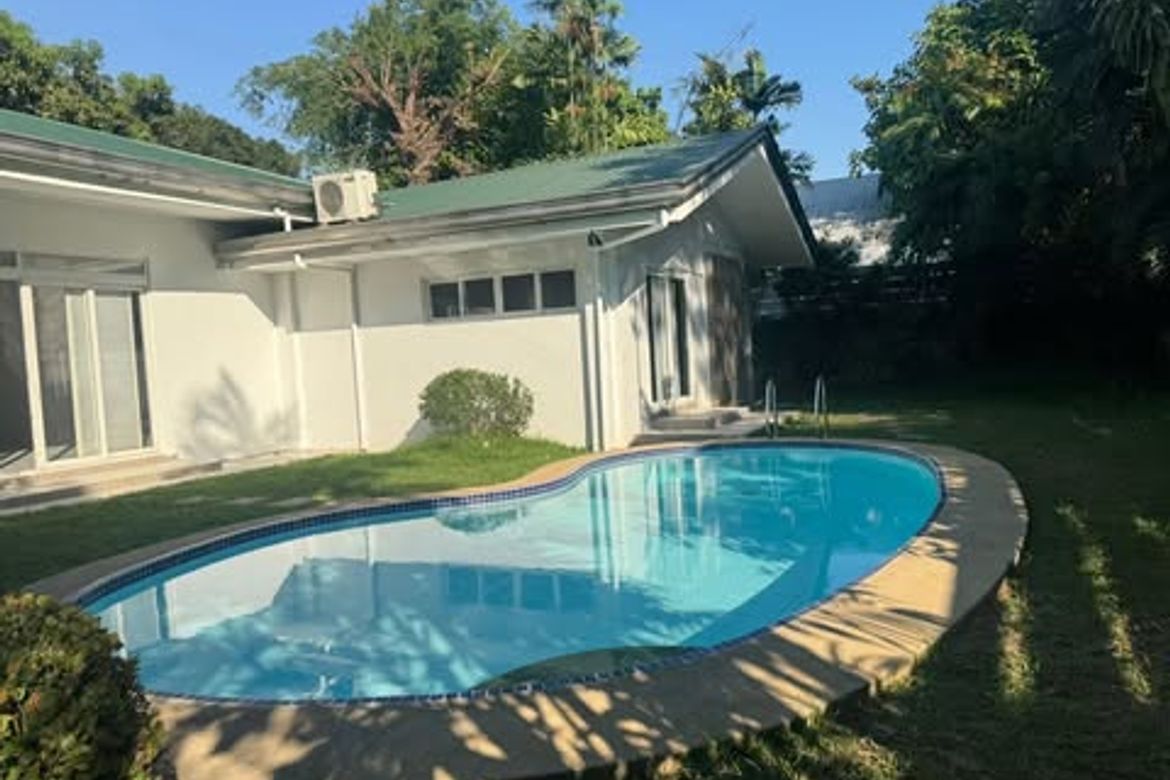 4 Bedroom House for Sale in Urdaneta, Makati, Metro Manila near MRT-3 Buendia – photo 2