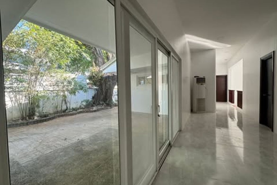 4 Bedroom House for Sale in Urdaneta, Makati, Metro Manila near MRT-3 Buendia – photo 8