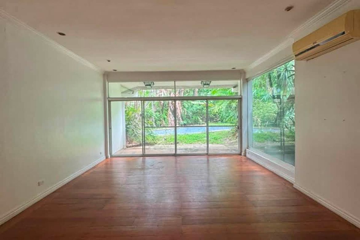4 Bedroom House for Sale in Urdaneta, Makati, Metro Manila near MRT-3 Buendia