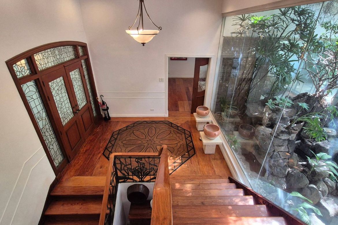 4 Bedroom House for Sale in Urdaneta Village, Urdaneta, Makati City near MRT-3 Buendia