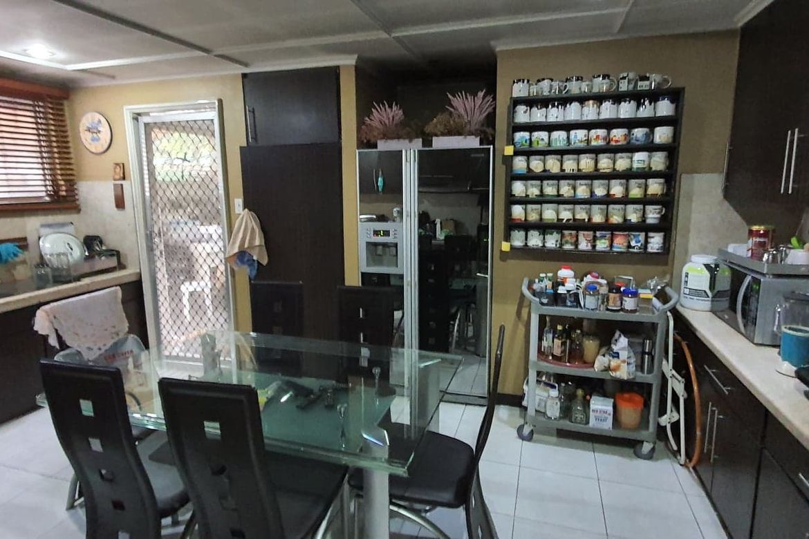 4 Bedroom House for Sale in West Triangle, Quezon City, Metro Manila near MRT-3 Quezon Avenue – photo 2